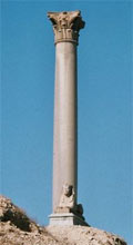 La Colonna di Pompeo sul sito del Serapeo